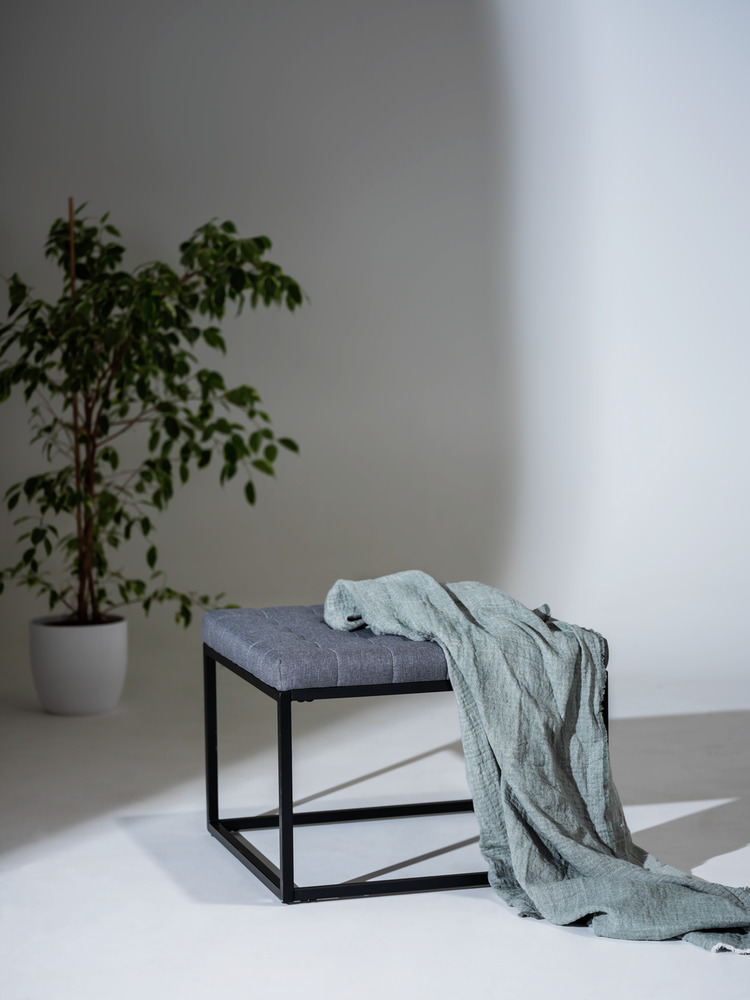 25387100_hocker-amandola-6 AMANDOLA Hocker mit Polster aus Metall