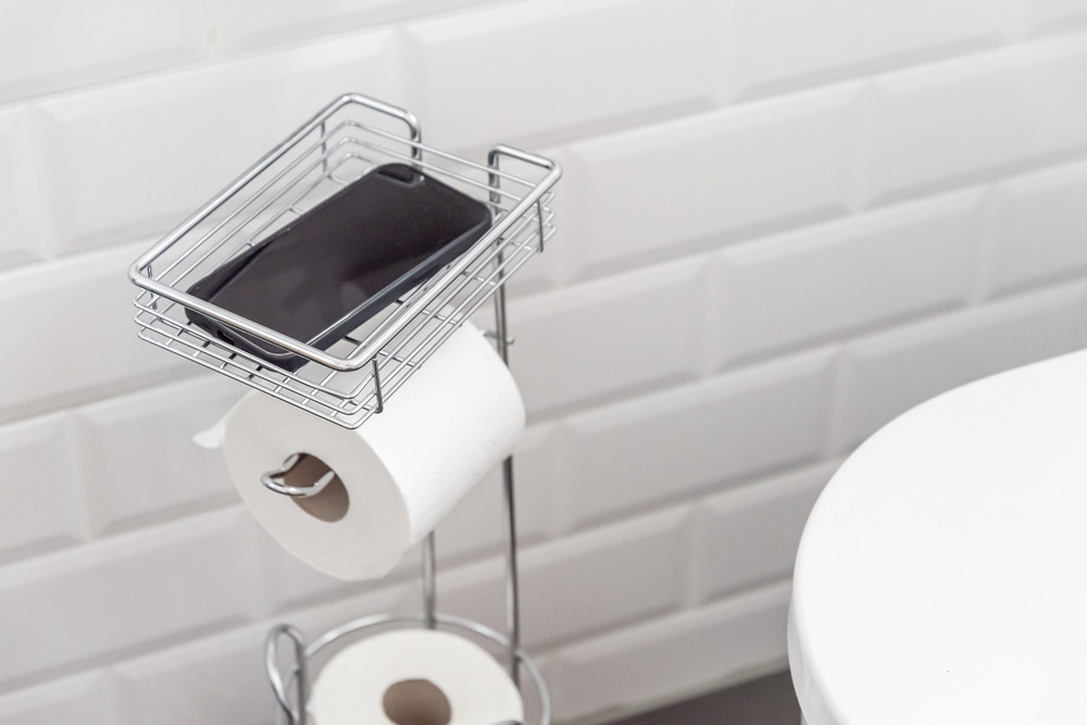 Stehender Toilettenpapierhalter aus Edelstahl im modernen Bad