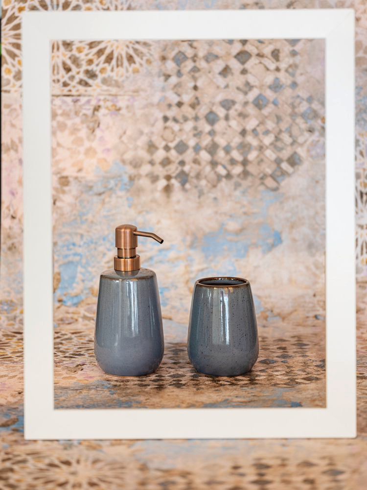 SIRMIONE grau Badzubehör-Set aus Keramik, 2-teilig SIRMIONE grau Badzubehör-Set aus Keramik, 2-teilig