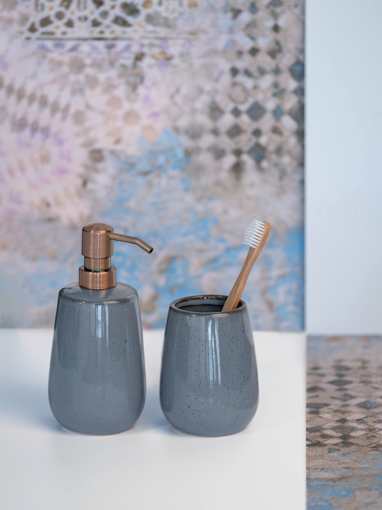 SIRMIONE grau Badzubehör-Set aus Keramik, 2-teilig SIRMIONE grau Badzubehör-Set aus Keramik, 2-teilig